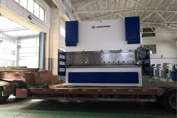 無(wú)錫神沖電液同步折彎?rùn)C(jī).jpg 無(wú)錫神沖電液同步折彎?rùn)C(jī).jpg