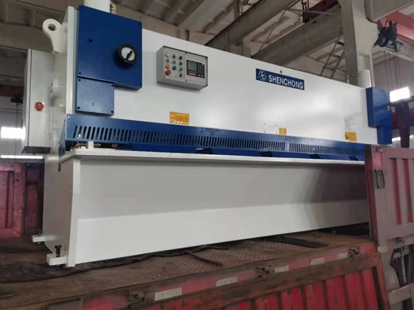 8x4米數(shù)控剪板機(jī)