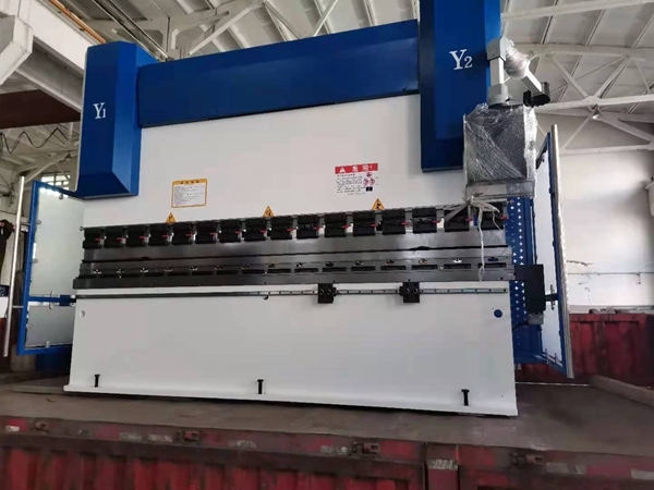 100TⅩ3200高精度數(shù)控折彎機(jī)