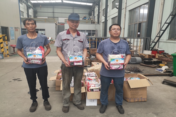 陽(yáng)山鎮(zhèn)總工會(huì)到無(wú)錫神沖開(kāi)展“夏季送清涼”活動(dòng)