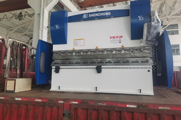 發(fā)到無錫機械設(shè)備廠100噸3.2米電腦S630 4+1軸數(shù)控折彎機