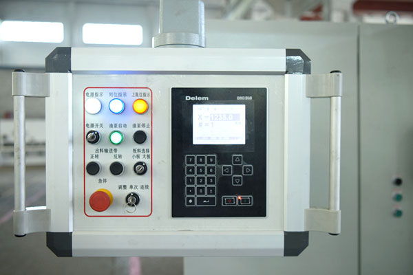 前送料數(shù)控剪板機系統(tǒng)Delem